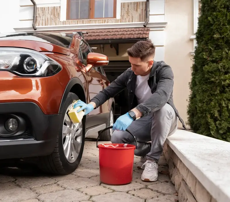 Lavage auto à domicile Saint-Yvi : professionnel intervenant sur un véhicule
